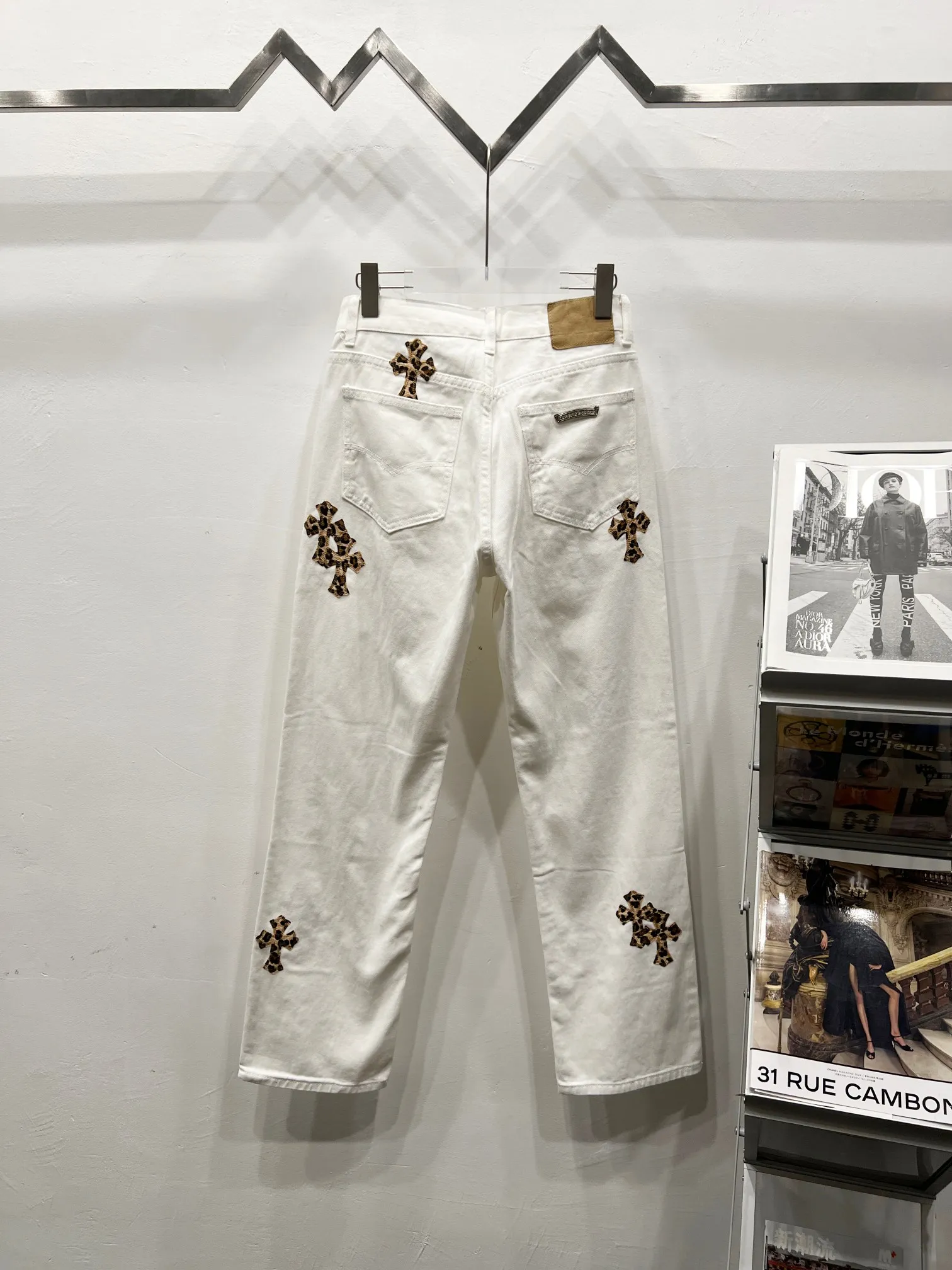 P240 Style number: (c030) Chrome hearts & Chrome hearts High-end Chrome hearts white little monster cross patchwork leather jeans, the same style as the trendy uncle. Original hardware accessories, washed and other elevators, QR code analysis are all purchased from the original factory, high degree of restoration, you are welcome to compare the products~ Three-dimensional version Loose and comfortable, not picky about the figure, taller and slimmer, factory Seiko, original quality control, same style for men and women, can be matched with couples, versatile recommendation, must-have jeans for all seasons, fashionable people have been disappointed From the quality selection of fabrics, the tailoring of details, and the matching of patterns, everything is impeccable! The upper body is so handsome when worn...it can be easily worn by men, women and children! The craftsmanship is made of heavy-duty washed pure cotton denim fabric. After washing, it is soft and thick and looks very stylish when worn. Size: 28, 30, 32, 34 Color: white